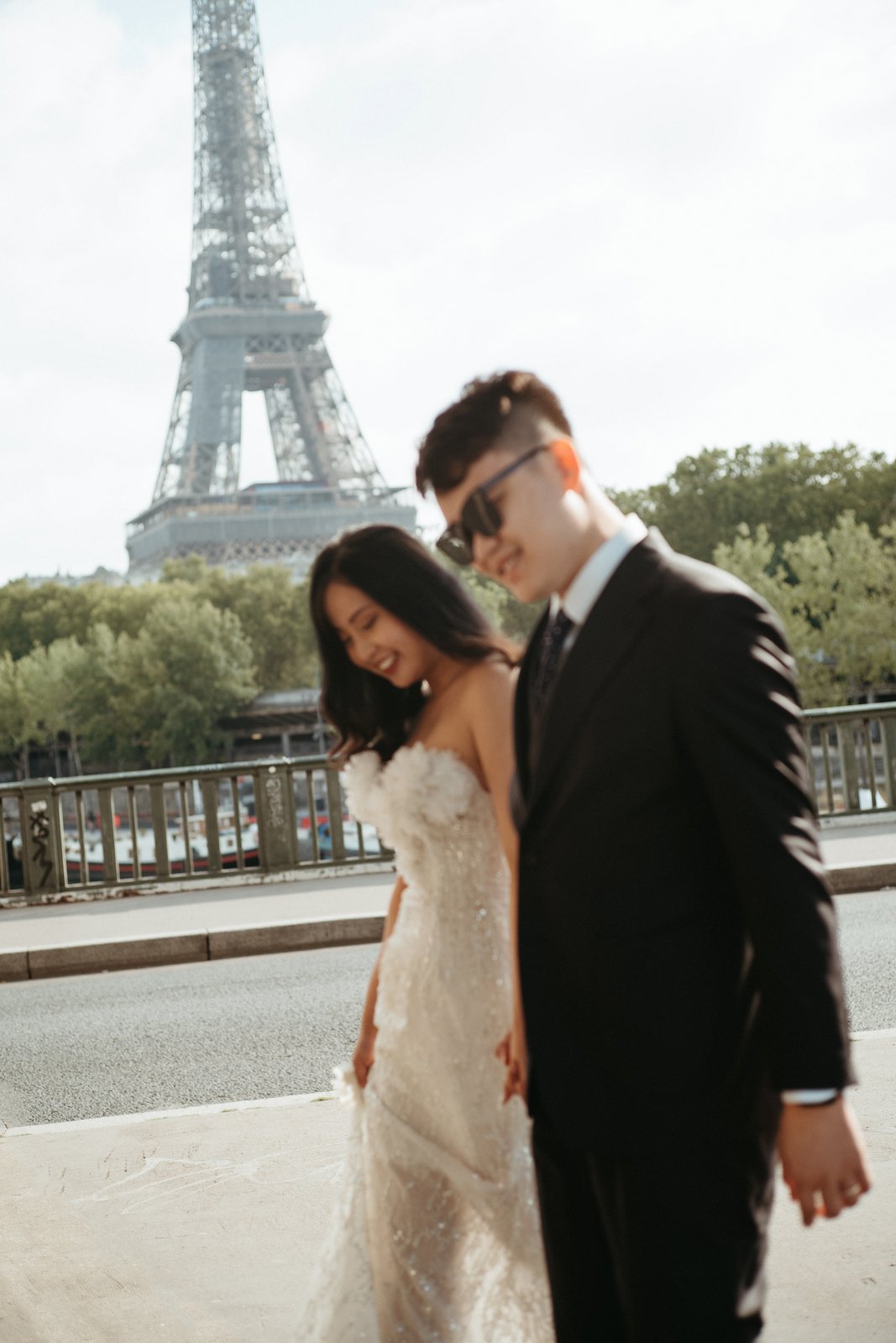 Cặp đôi trước tháp Eiffel
