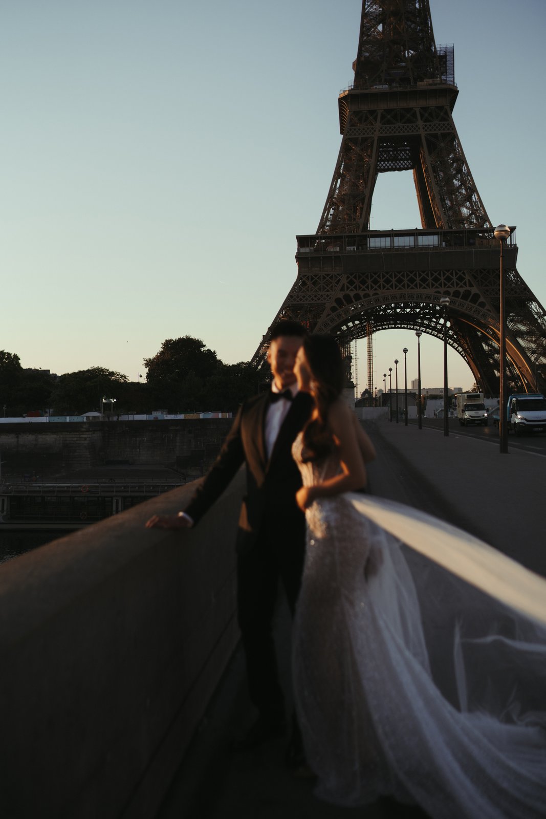 Voan cưới bay trước tháp Eiffel