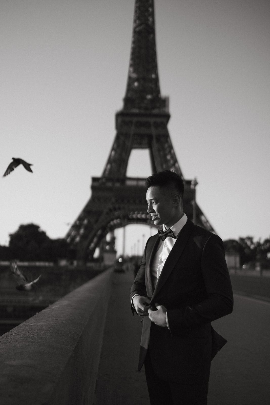 Ảnh đen trắng tháp Eiffel