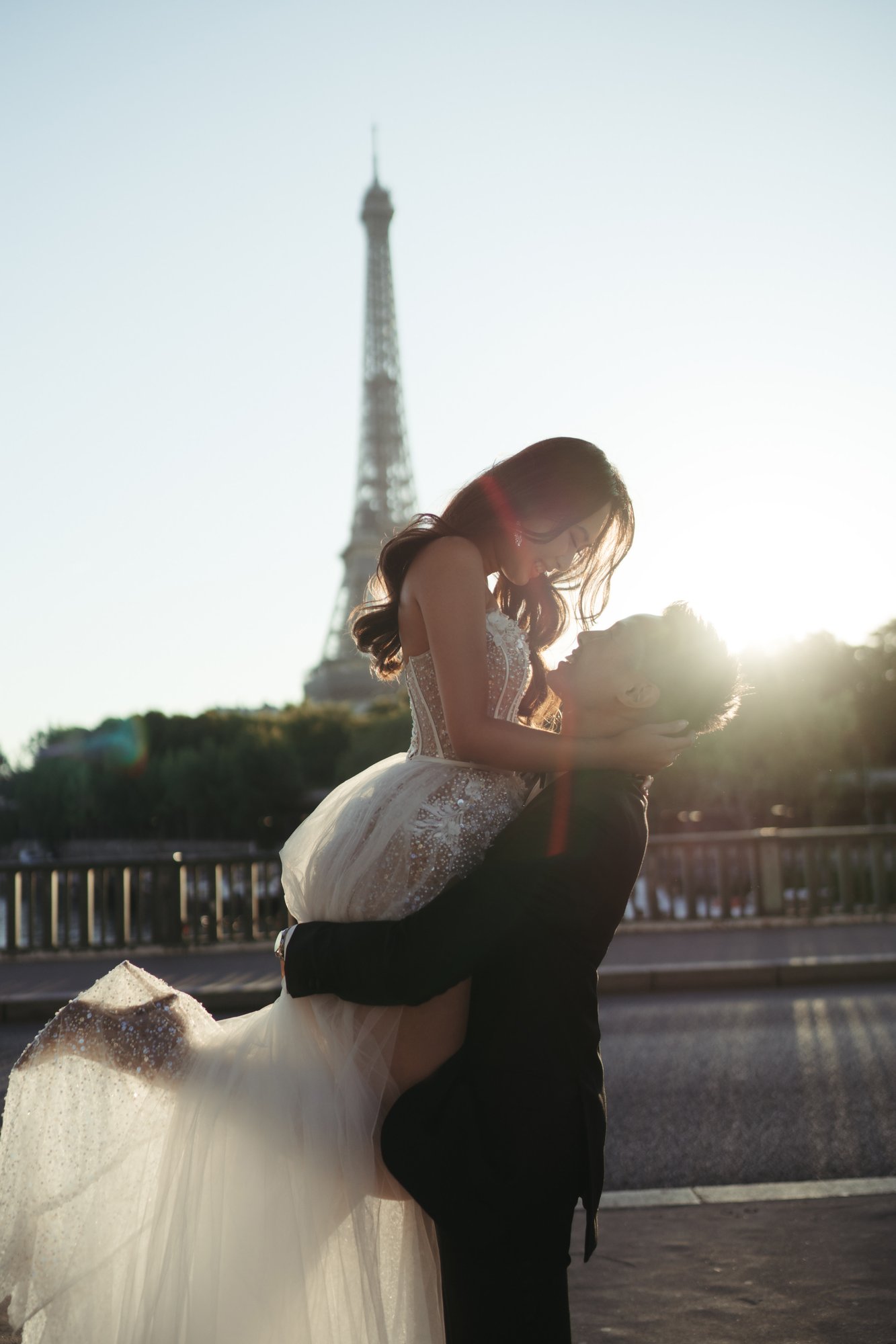 Cặp đôi chụp cưới trước tháp Eiffel