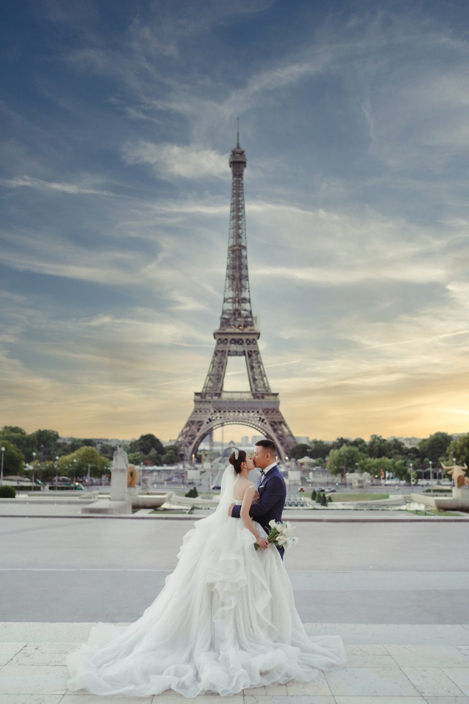 Hoàng hôn trên cầu bên tháp Eiffel