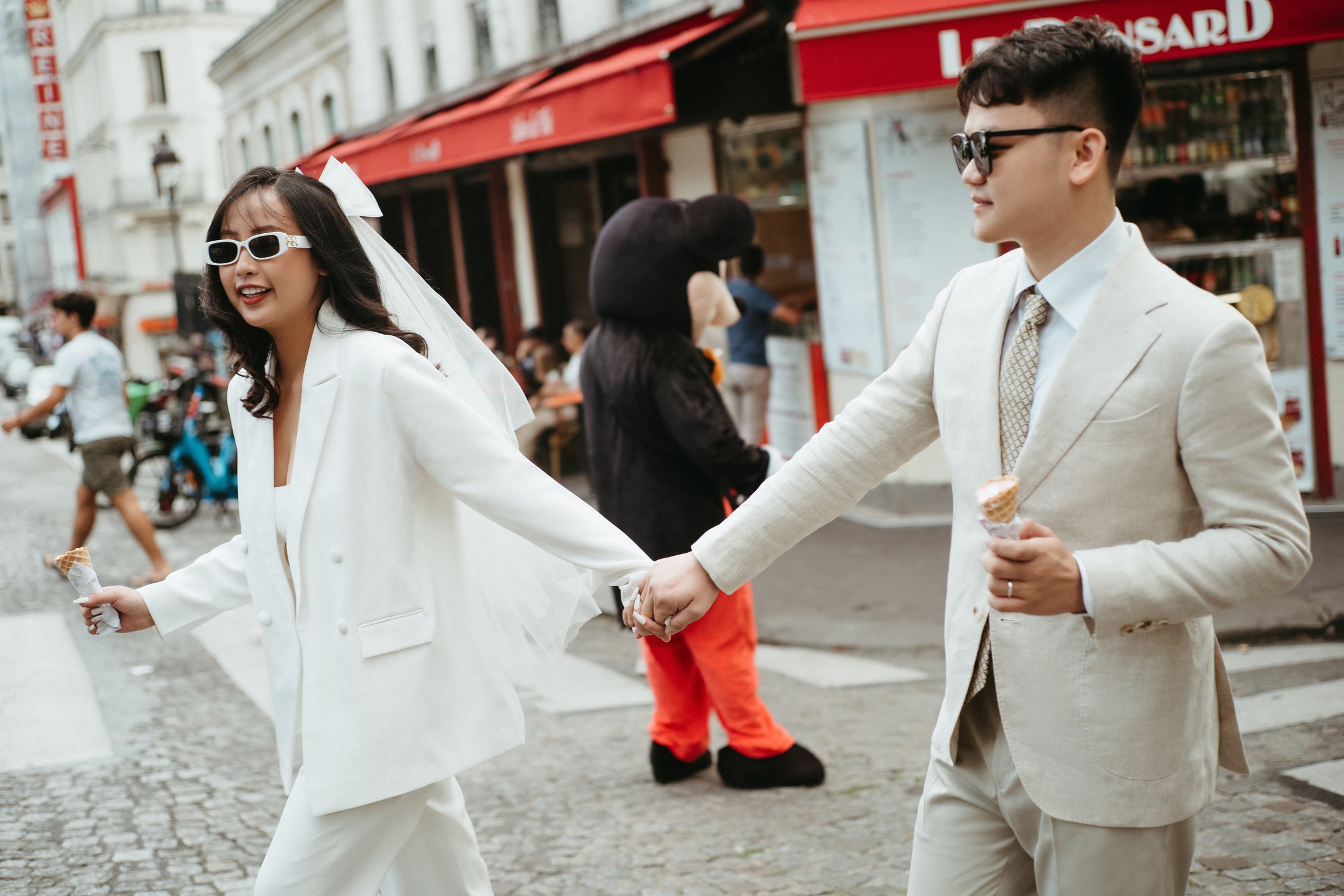 Đi bộ trên phố Paris
