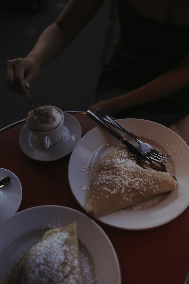 Bánh sừng bò và cà phê Paris