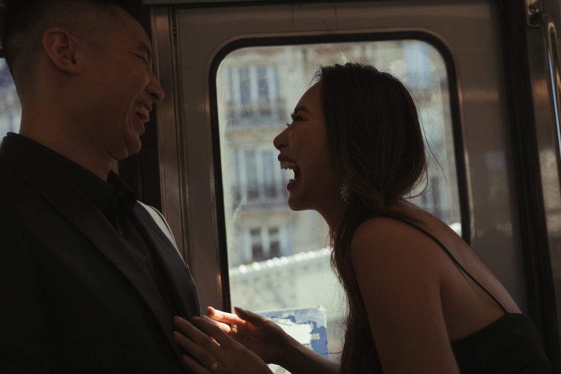 Trên xe nhìn ra tháp Eiffel