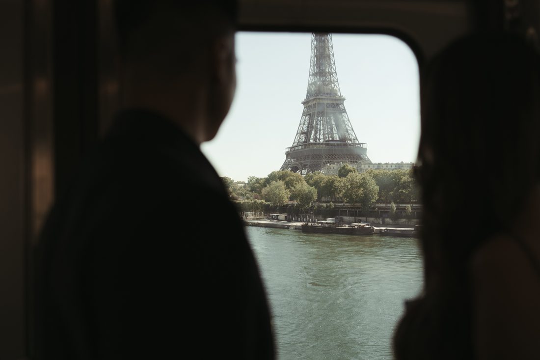 Bên trong xe qua phố Paris