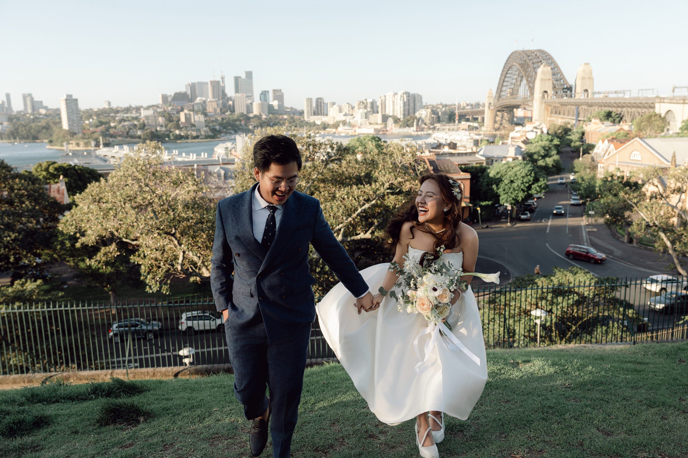 Cặp đôi dưới chân cầu Harbour, Sydney