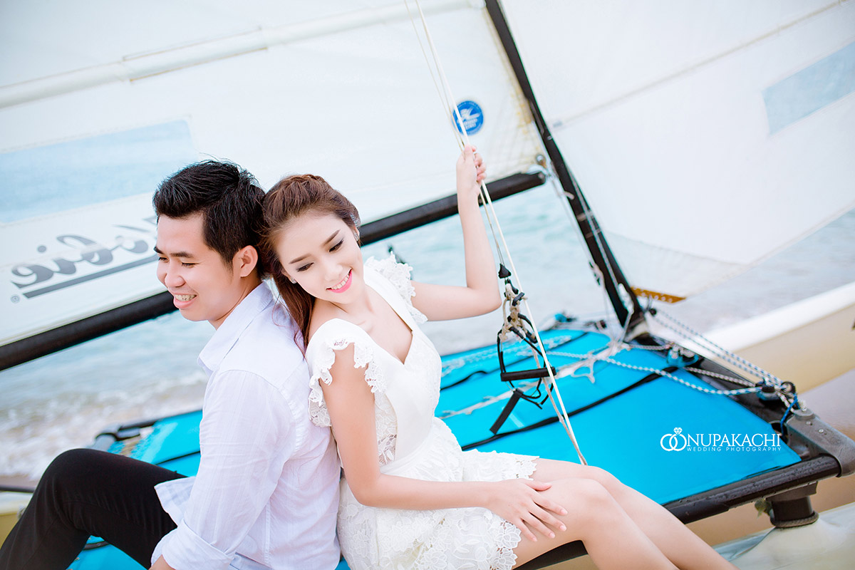 Chụp ảnh cưới prewedding Lý Luân Nha Trang tại biển trên thuyền