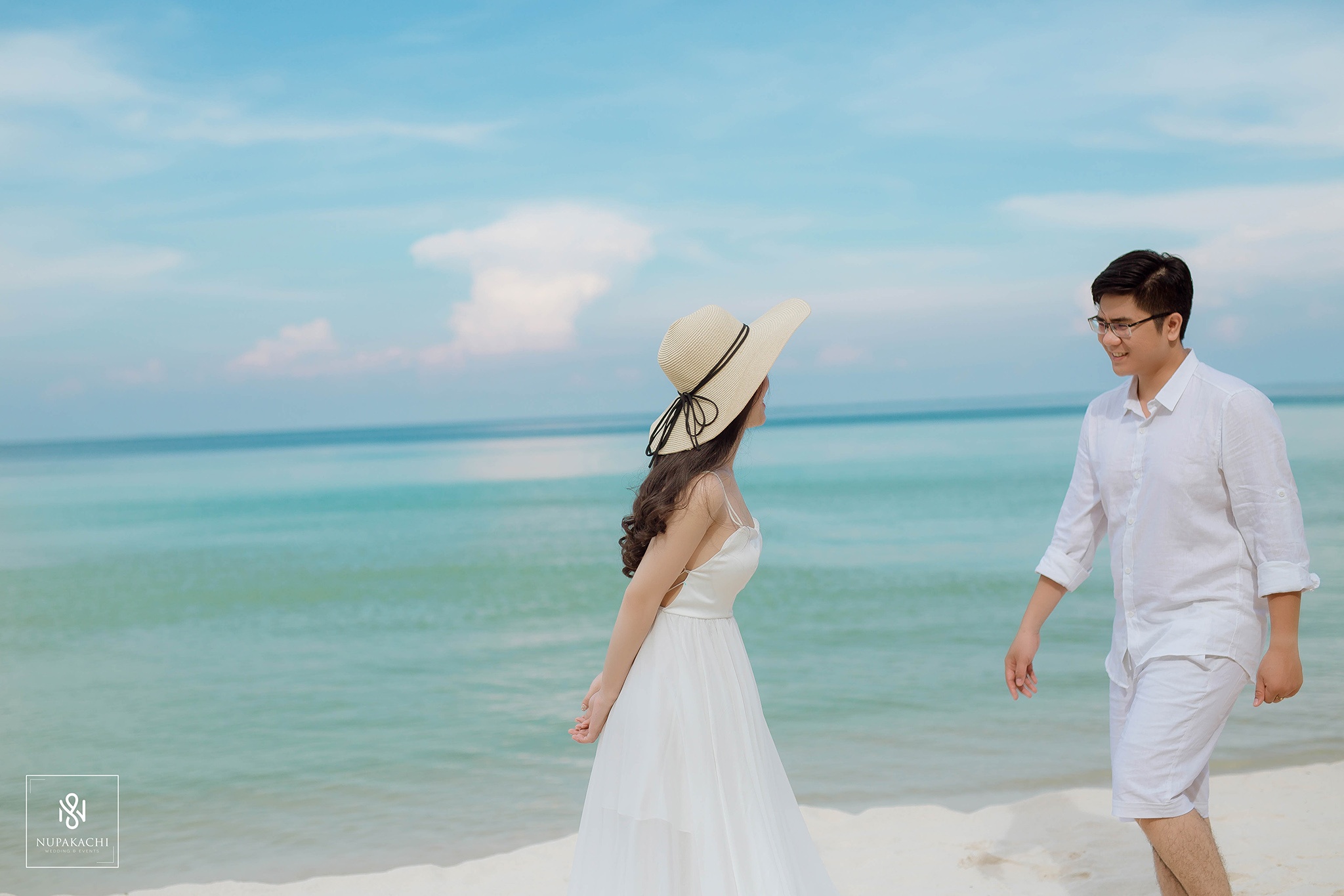 Váy trắng chụp ảnh cưới ở biển