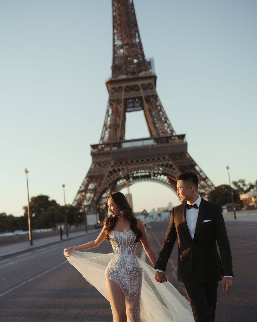Cô dâu váy xoè trước tháp Eiffel, Paris
