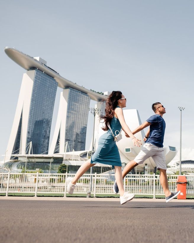 Cặp đôi nhảy lên trước Marina Bay Sands, Singapore