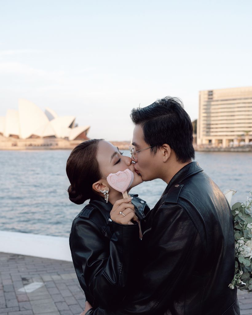 Cặp đôi bên vịnh Sydney, phía sau là Nhà hát Opera