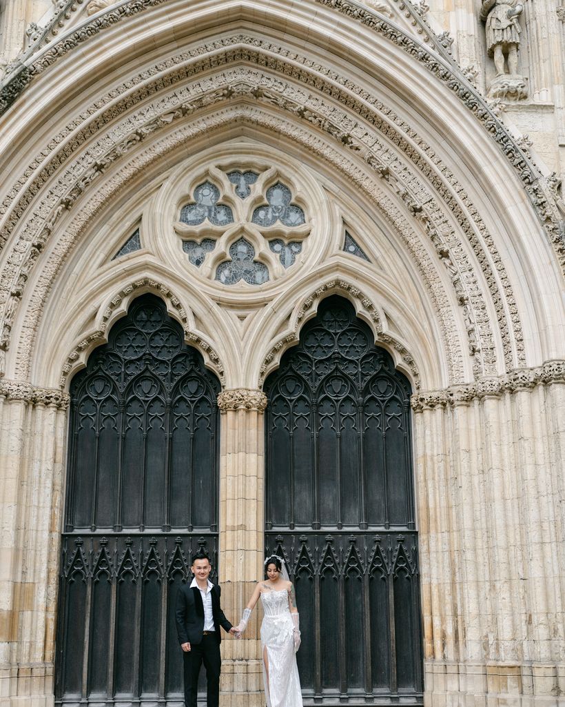 Cặp đôi trước cổng nhà thờ York Minster, Anh